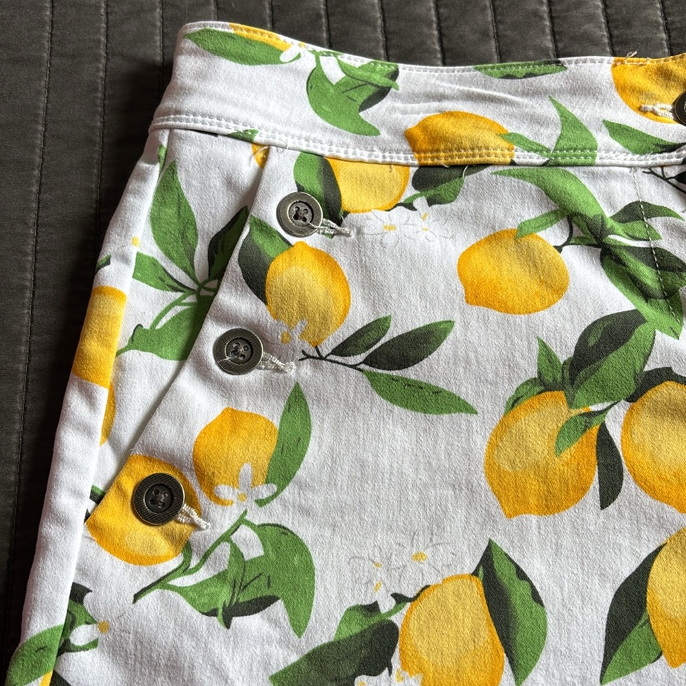 Isaac Mizrahi Tailored Lemon Print Shorts Size 12 - Picture 3 of 6